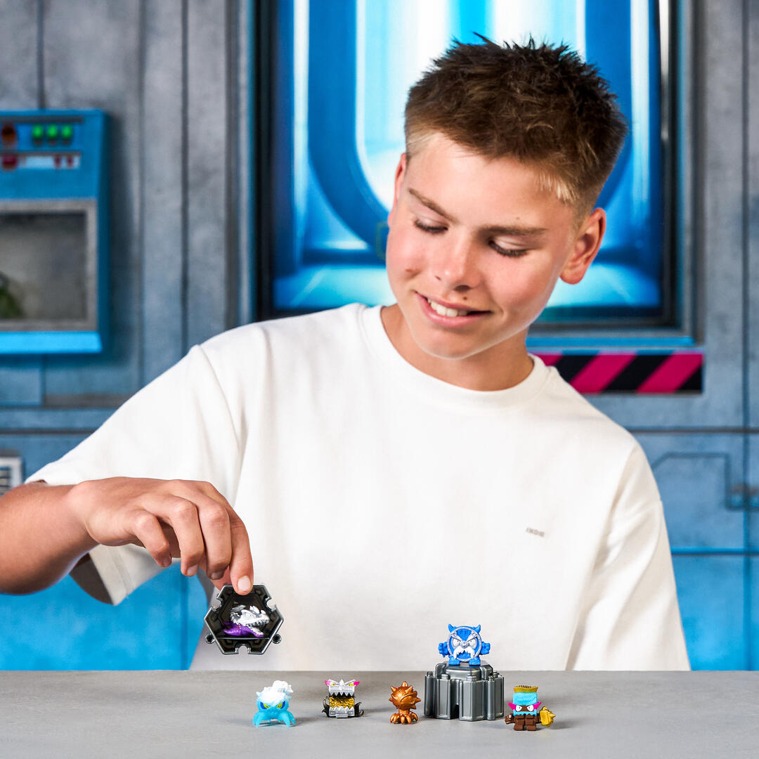 MRBEAST LAB SWARMS LAB PACK BATTLE FUSION 6 PC AST.ฟิกเกอร์สวอร์มส์ - Image 9